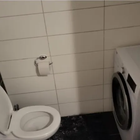 Amber S Podzemnom Garazom