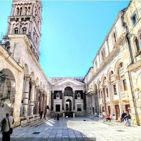 Amber S Podzemnom Garazom ספליט