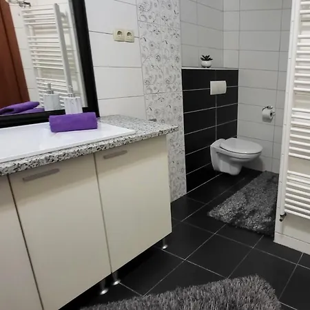 Amber S Podzemnom Garazom *