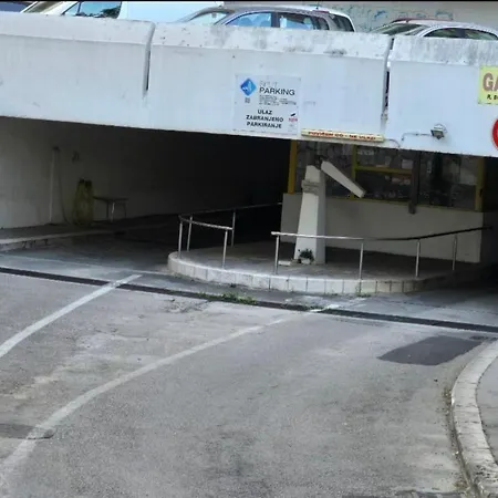 Amber S Podzemnom Garazom Appartamento Spalato