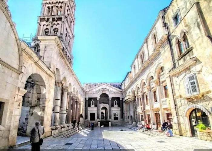 Amber S Podzemnom Garazom Split