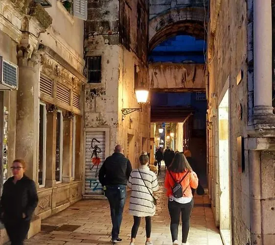 Amber S Podzemnom Garazom Split