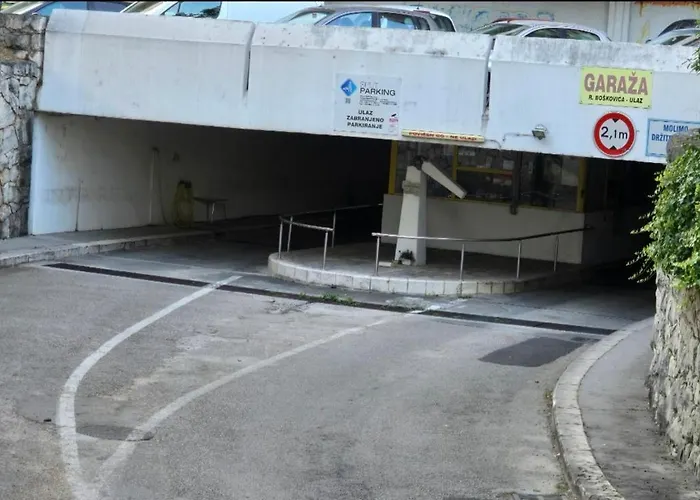 Amber S Podzemnom Garazom Apartment Split