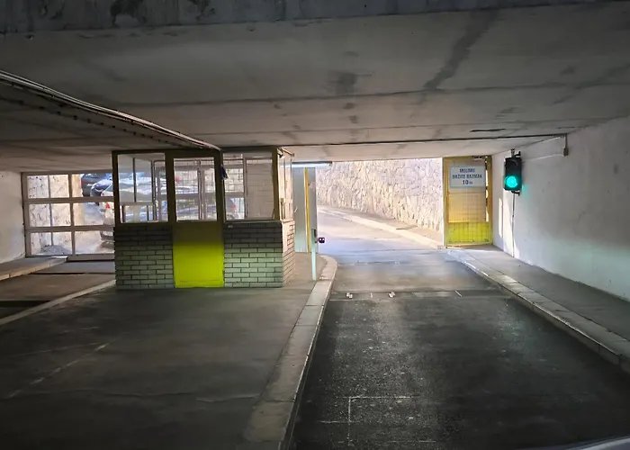 Amber S Podzemnom Garazom Split